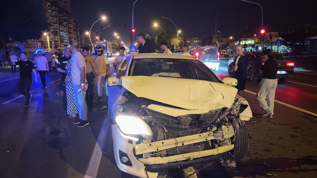 Mersin'de 2 otomobilin çarpıştığı kazada 10 kişi yaralandı