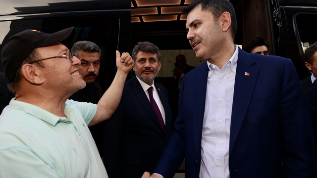 Bakan Kurum, Kahramanmaraş'ta yeni evlerine kavuşan depremzede aileye misafir oldu