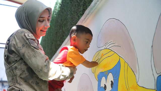 Siirt'te özel bireylerin hizmet aldığı merkezin duvarları resimlerle süslendi