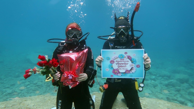 Fethiye'de dalgıçlardan 5 metre derinlikte 'Anneler Günü' mesajı