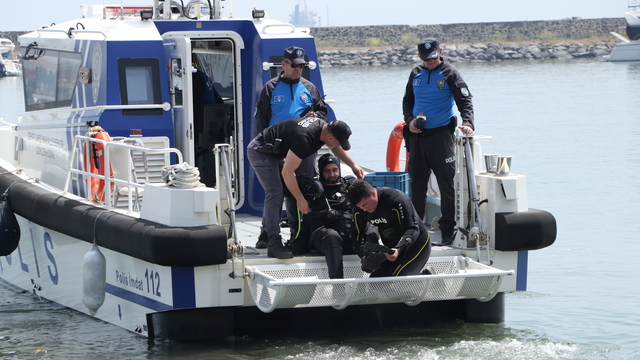 Yürüme yetisini yüzmeyle kısmen kazandı, deniz polisiyle Marmara'ya dalış yaptı