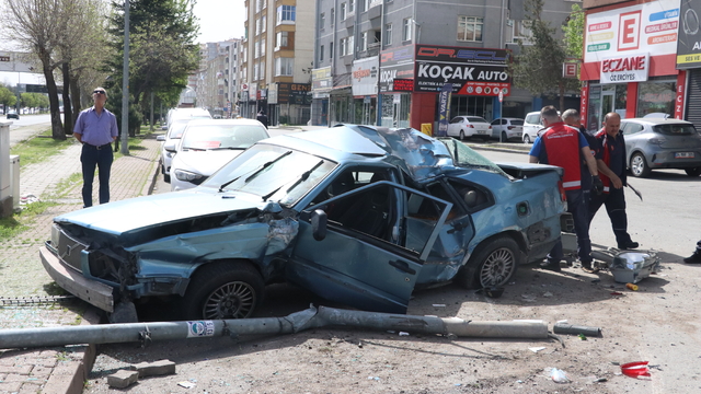 Kayseri'de otomobil ile kamyonetin çarpıştığı kazada 1 kişi yaralandı