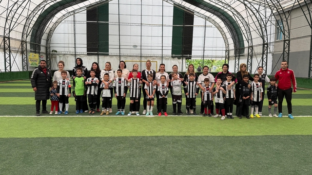 Anne ve çocukları yeşil sahada ter döktü