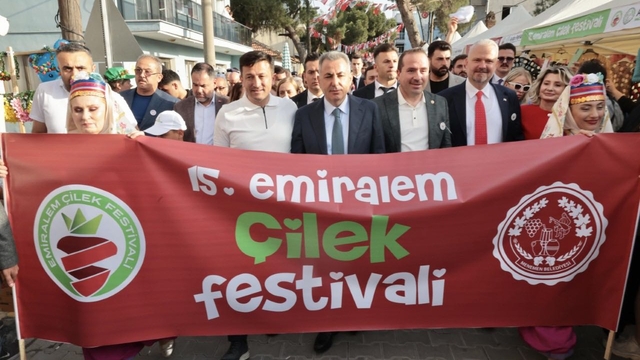 Menemen'de Emiralem Çilek Festivali düzenlendi