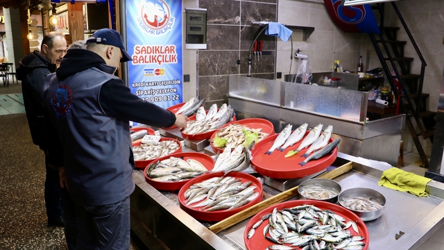 Trabzon'da balıkçı tezgahlarında çeşitlilik sürüyor