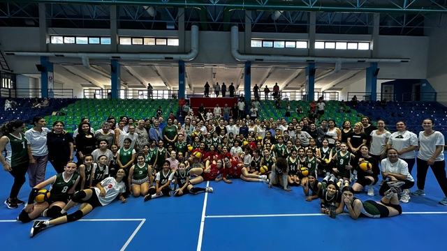Bodrum'da anneler çocuklarıyla futbol ve voleybol oynadı