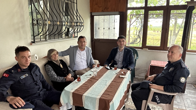 Samsun'da 15 Temmuz şehidinin annesine Anneler Günü ziyareti