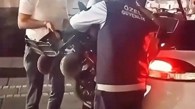 Belediye personelinden akülü tekerlekli sandalyesi arıza yapan yaşlı kadına yardım