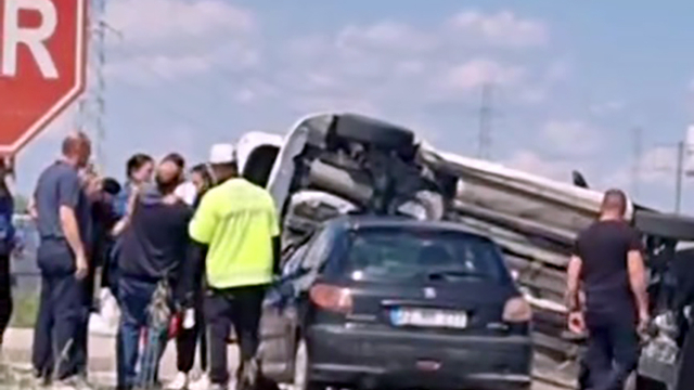 Otomobiller kavşakta çarpıştı; 5 yaralı