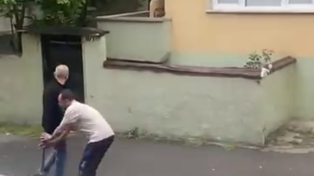 Egzoz sesinden rahatsız olup tabanca ve balyozla dışarı çıkan 2 kişiyi komşuları sakinleştirdi