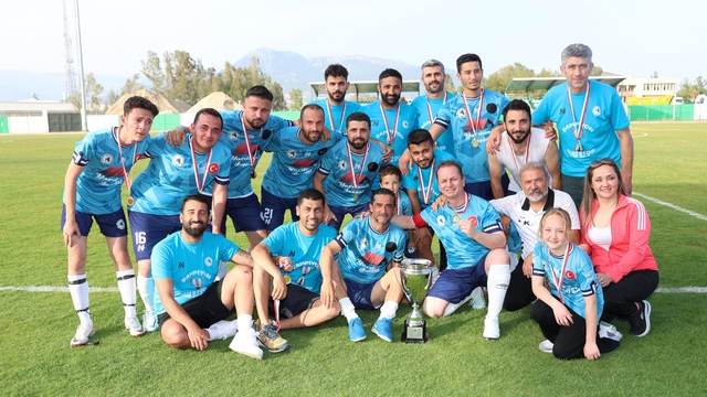 Gülnar Belediyespor şampiyonluk kupasını aldı