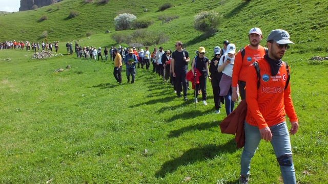 Kars'ta doğaseverler 14 kilometre yürüyüş yaparak Kağızman'ın güzelliklerini keşfetti