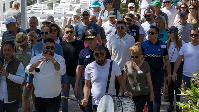 Muğla'da dostluk ve doğa yürüyüşünde Akdeniz'den alınan su Ege'ye döküldü