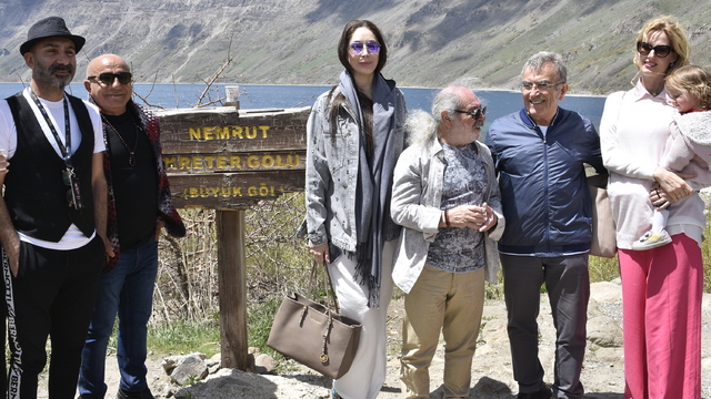 Beş Minare Film Fesitvali'ne katılan Sanatçılar Nemrut Gölü ve Selçuklu Mezarlığını gezdi