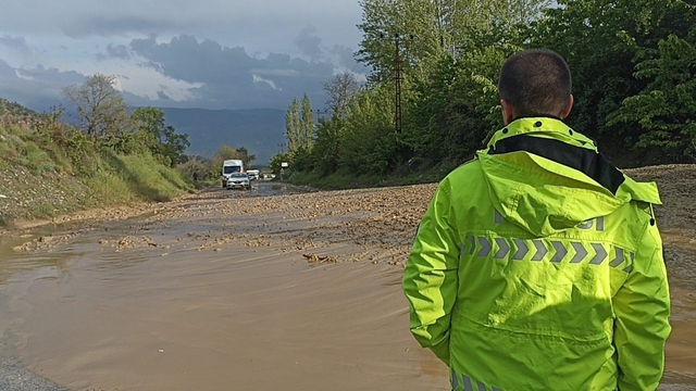 Kastamonu-Tosya yolu sel nedeniyle trafiğe kapandı