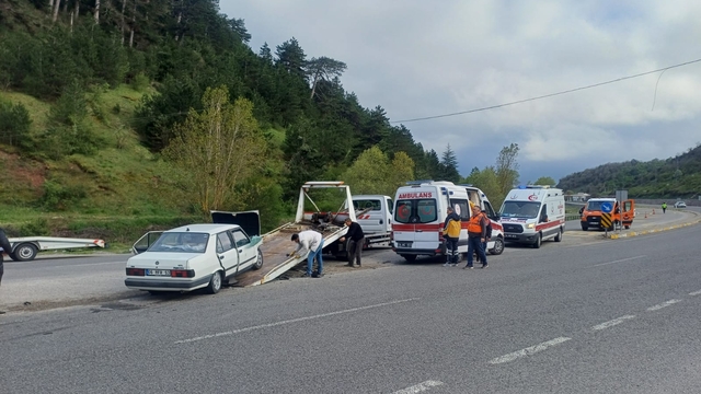 Bolu'da iki otomobilin çarpıştığı kazada 4 kişi yaralandı