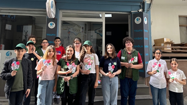 Balıkesir'de Yeşilay gönüllüsü çocuklar, annelere kendi yaptıkları çiçekleri hediye etti