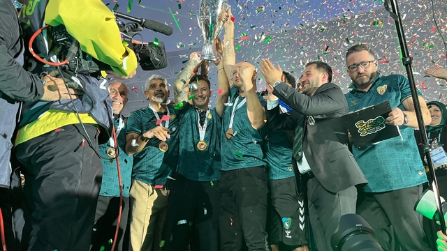 Kocaelispor şampiyonluk kupasını kaldırdı