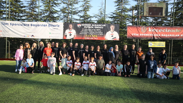 Edirne'de anneler çocuklarıyla futbol oynadı