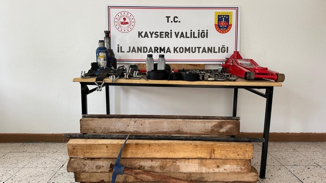 Kayseri'de kaçak kazı yapan 4 şüpheli suçüstü yakalandı