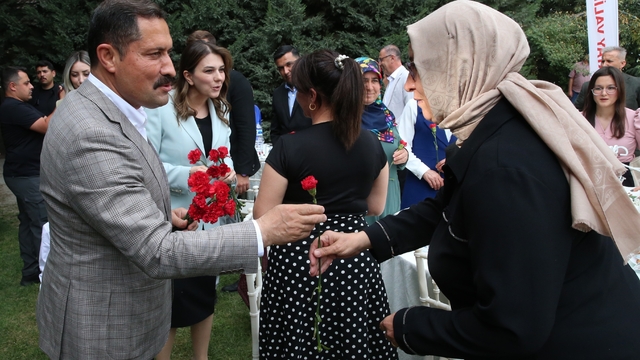Hatay Valisi Masatlı, depremzede annelerle bir araya geldi