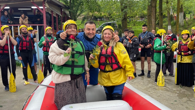 Düzce'de rafting tutkunu annelerin günü kutlandı