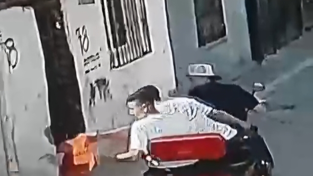 8 yaşındaki çocuk, formasından tutulup sürüklendi; o anlar kamerada