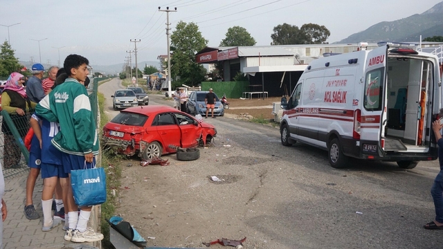 Muğla'da iki otomobilin çarptığı kaza kamerada: 6 yaralı