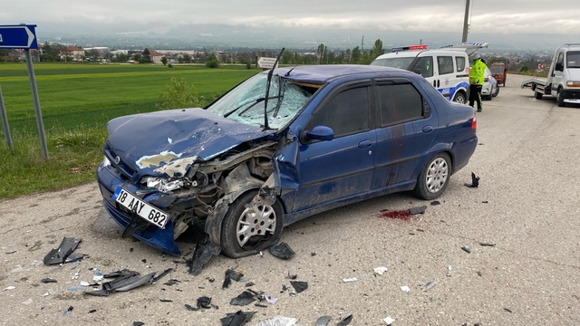 Otomobille motosiklet çarpıştı: 2'si ağır 6 yaralı