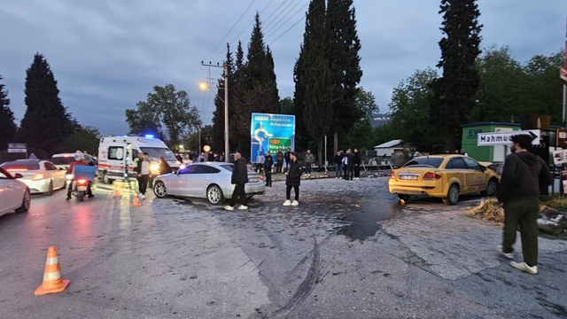 Sakarya'da taksi ile otomobilin çarpıştığı kaza kamerada: 6 yaralı