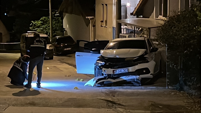 Kocaeli'de otomobille seyir halindeyken silahlı saldırıya uğrayan sürücü yaralandı