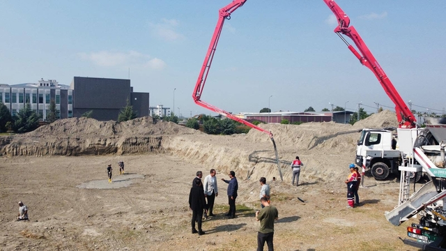 Erzin'de yarı olimpik yüzme havuzunun yapımına başlandı