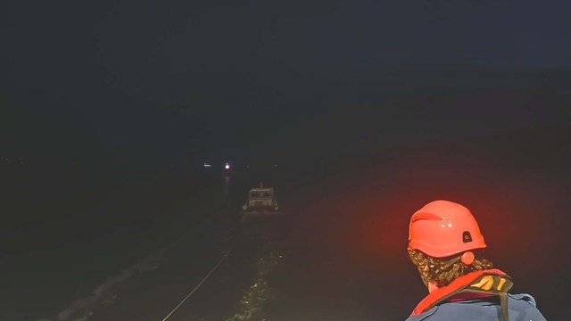 Çanakkale Boğazı'nda sürüklenen tekne kurtarıldı