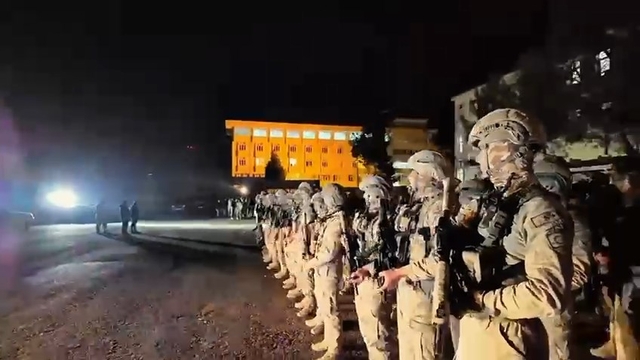 Diyarbakır'da 1 milyon 400 bin kök Hint keneviri ve skunk ele geçirildi; 8 gözaltı