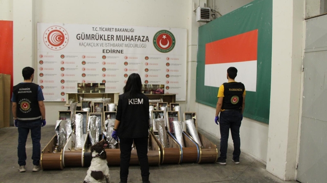 Kapıkule'de mobilya yüklü minibüste 49 kilo 866 gram esrar ele geçirildi