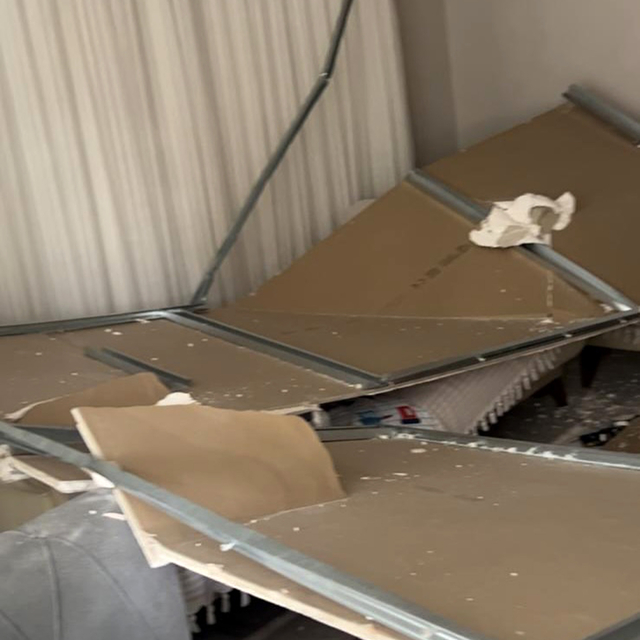 Asma tavan çöktü, anne ve 2 çocuğu birkaç dakikayla kurtuldu