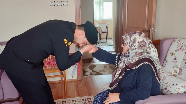 Edirne'de jandarma şehit annelerini ziyaret etti