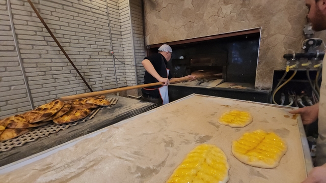 Fırın ateşi karşısında 60 yıldır sabırla ekmek pişiriyor