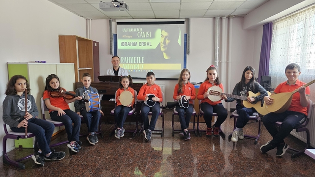 İlkokul öğrencileri, İbrahim Erkal'ı şarkılarıyla andı