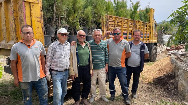 Datça'nın "Doğa Dedesi"nden Marmaris'e fidan bağışı