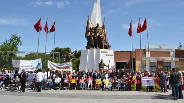 "Engelsiz Manisa" yürüyüşü düzenlendi