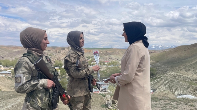 AK Parti Gürpınar Kadın Kolları Başkanı Ilıkan, güvenlik korucusu anneleri ziyaret etti