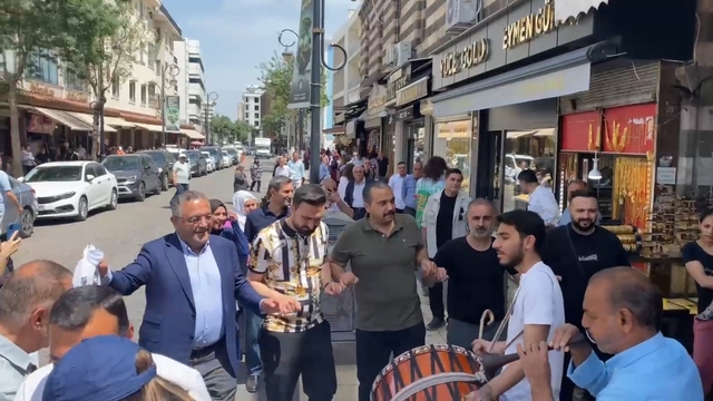 Terör örgütü PKK'nın fesih kararı sonrası Diyarbakır'da vatandaşlar halay çekti