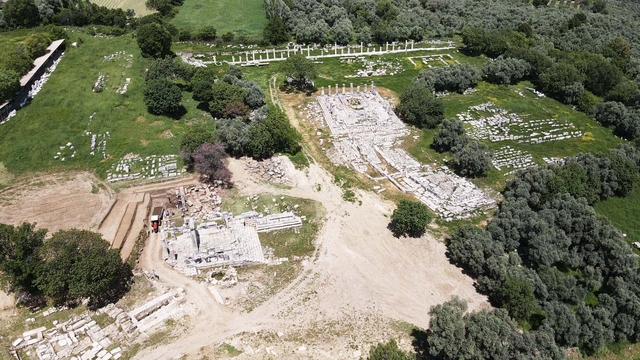 Lagina Hekate Kutsal Alanı'nda kentin giriş kapısı ve dükkanlar açığa çıkarılıyor