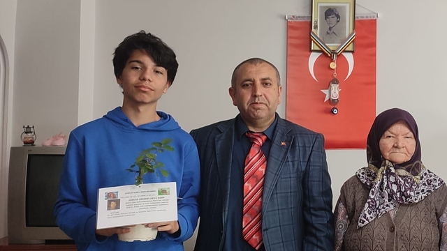 Karacabey'de lise öğrencilerinden şehit annelerine ziyaret