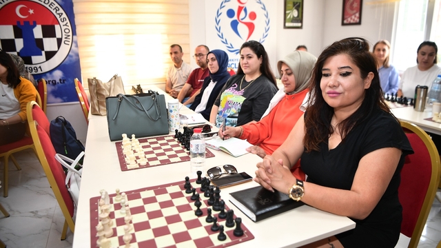 Adana'da satranç yardımcı antrenörlük kursu başladı