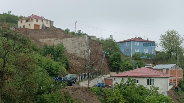 Samsun'da toprak kayması sonucu istinat duvarı çöktü