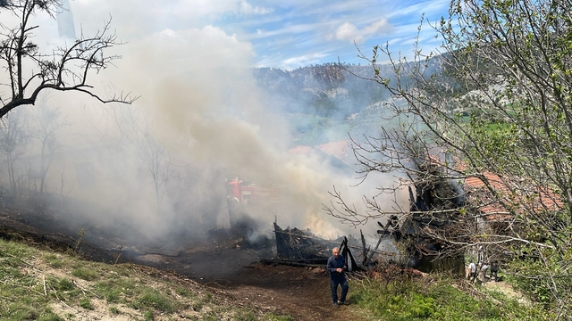 Bolu'da çıkan yangında cami, köy konağı ve bir ev yandı