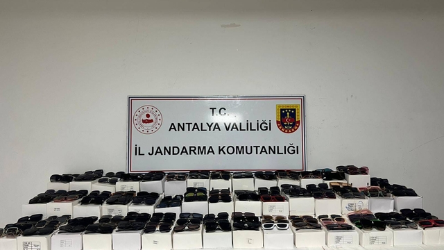 Antalya'da 1500 kaçak güneş gözlüğü ele geçirildi