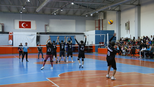 Gemerek'te kurumlar arası voleybol turnuvası düzenlendi